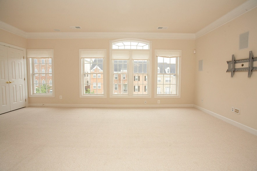 Building Photo - 560 Odendhal Ave