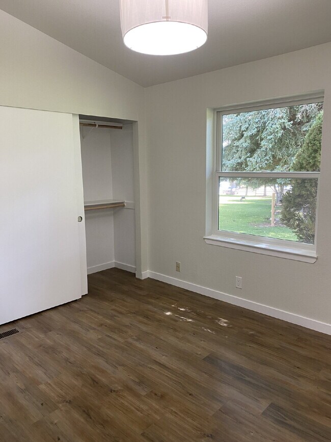 Building Photo - Country Living, 3 Bedroom, 2 Bath Home in New Castle