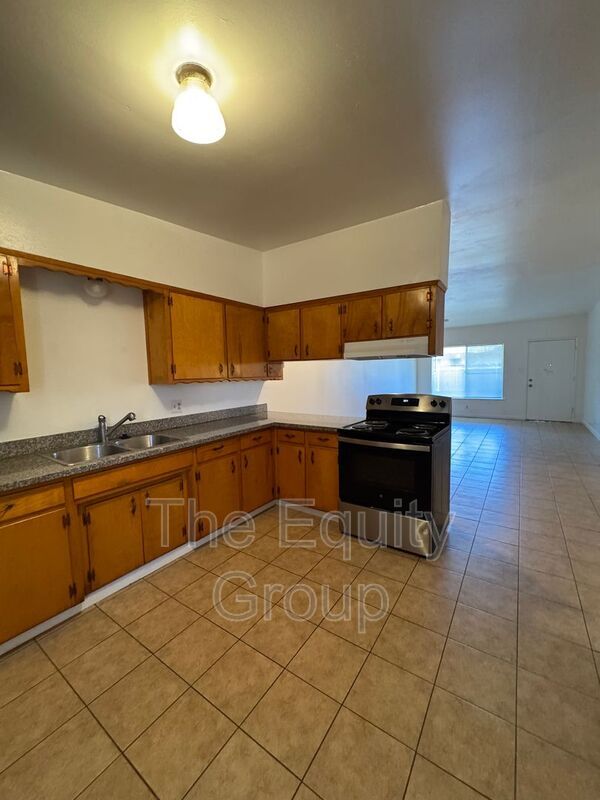 Building Photo - 1140 W Tulare Ave