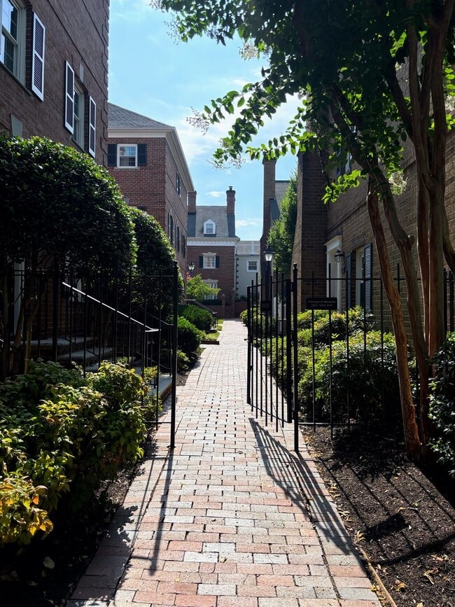 Building Photo - 1037 N Pitt St