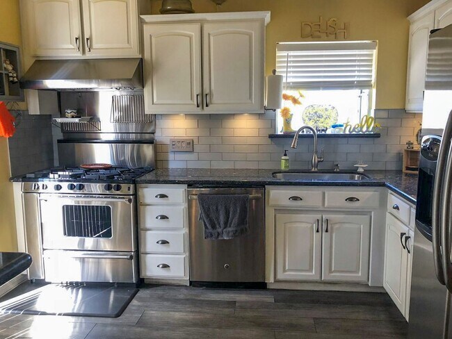 Building Photo - 5 Bed 3 Bath House With Amazing Salt Water Pool!