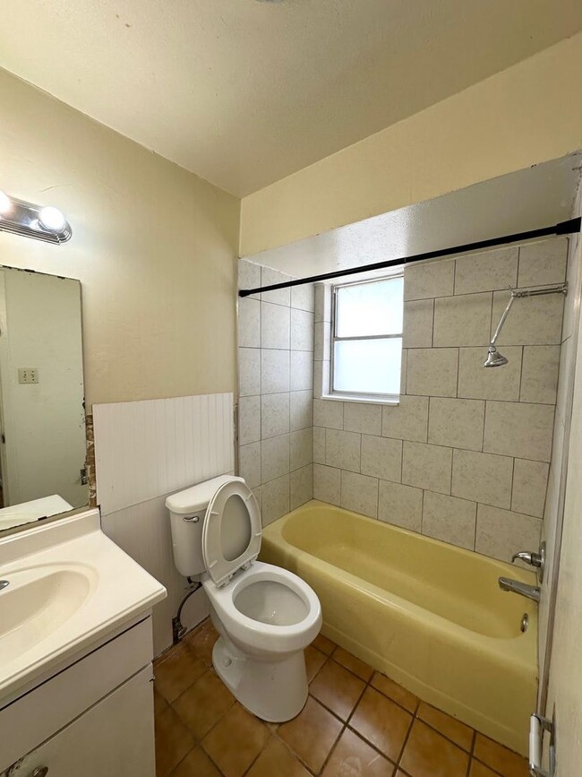 Building Photo - 3 Bed 2 Bath Ready To Rent ASAP!