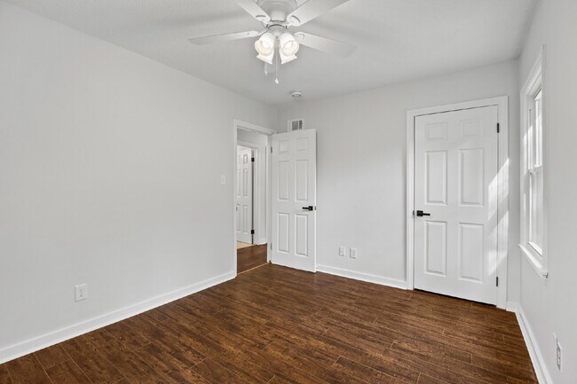 Building Photo - 3 bed 1 bath ranch with large storage/workshop building