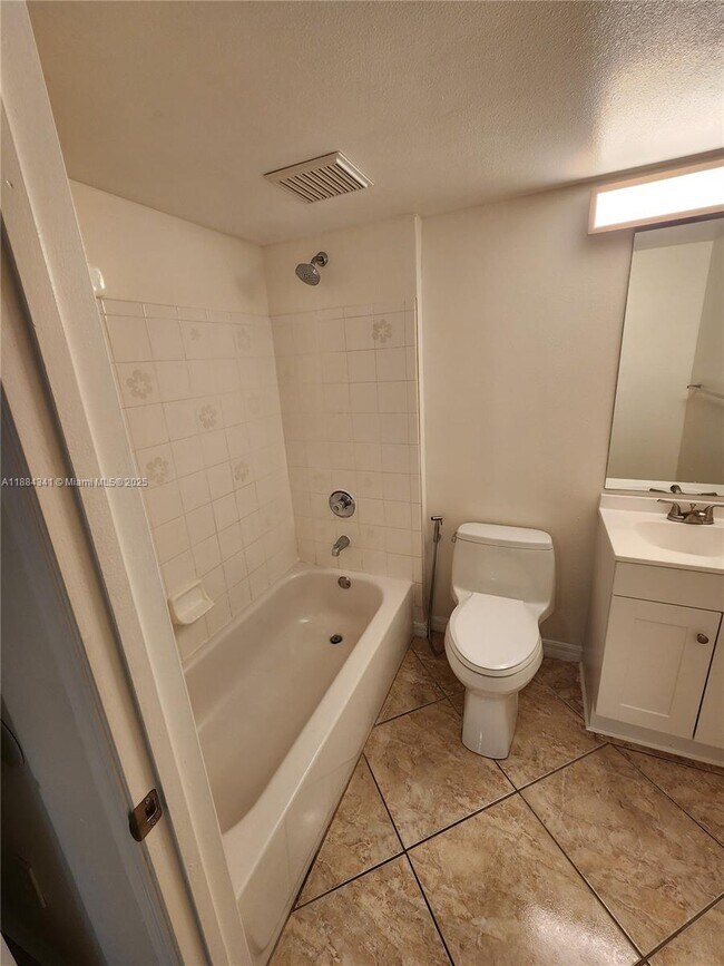 Building Photo - 2433 Centergate Dr