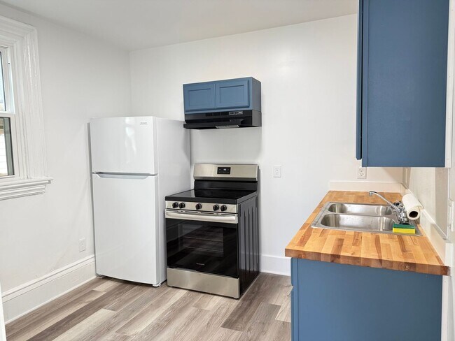 Building Photo - 1701 E Ganson St