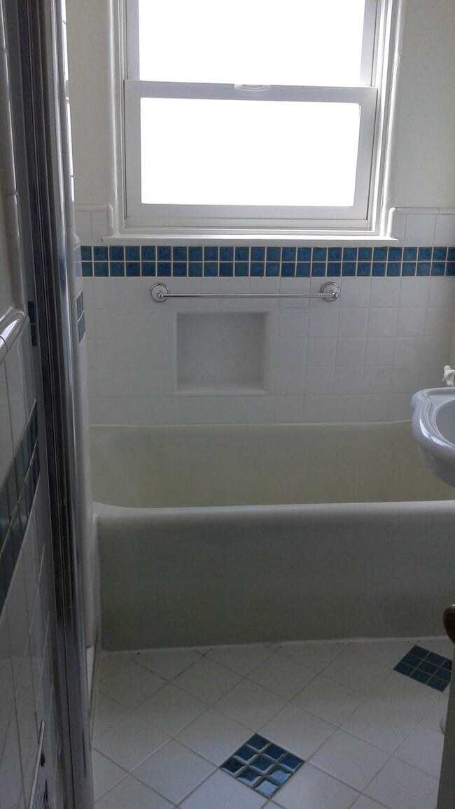 Building Photo - 317 N Gardner St