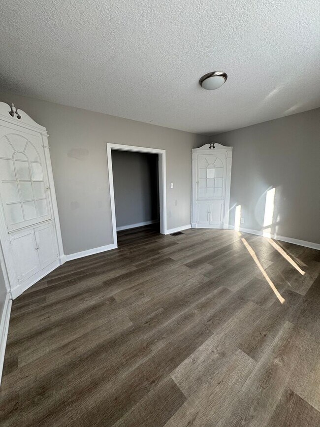 Building Photo - 3 bedroom/1 bedroom