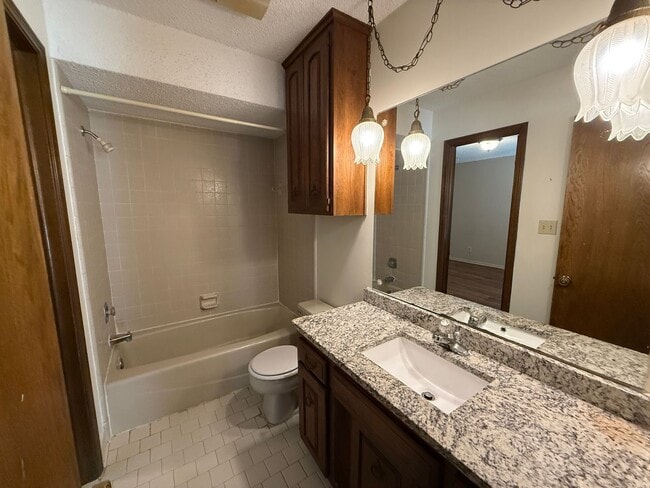 Building Photo - Vaulted Ceilings, Large Great Room! 3 bedr...