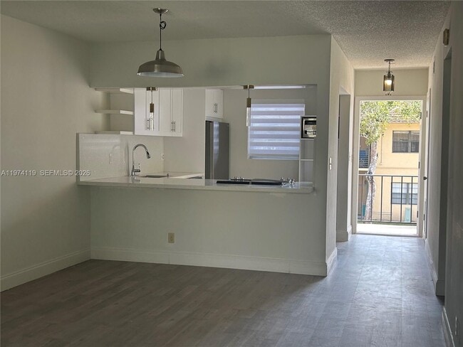 Building Photo - 301 Cambridge Rd