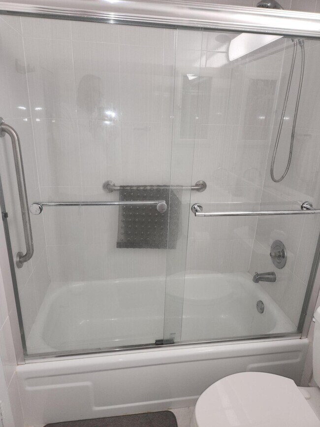 Building Photo - 3059 Ainslie Dr