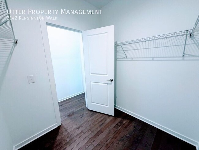 Building Photo - 2142 Kensington Walk