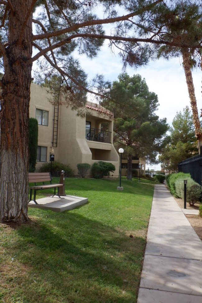 Building Photo - Two Bedroom Upstairs Condo Located in Hend...