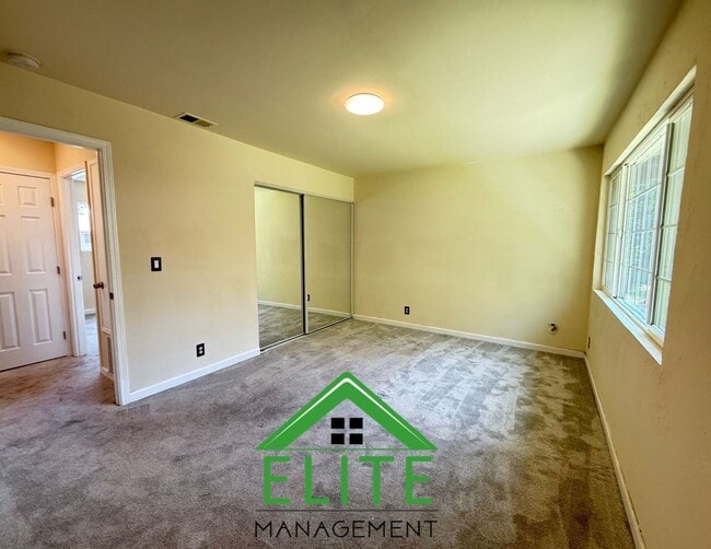 Building Photo - Charming and Updated Townhome in the Heart...