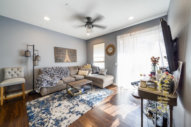 Building Photo - Charming 2-Bed / 2.5-Bath Townhouse in the...