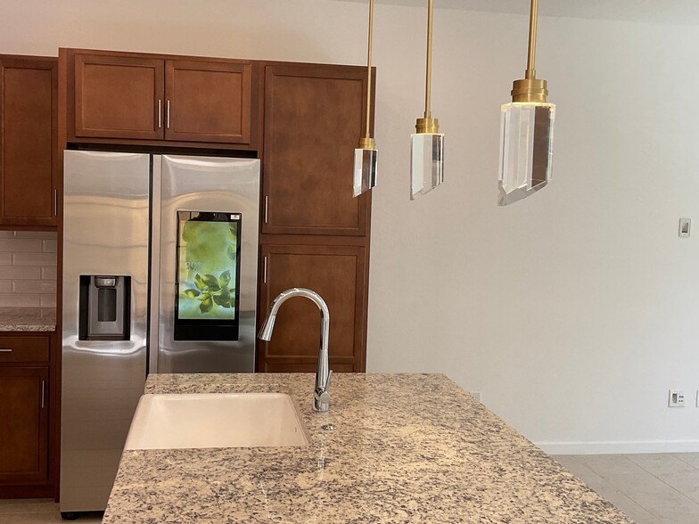 Building Photo - 2759 S Jackrabbit Dr