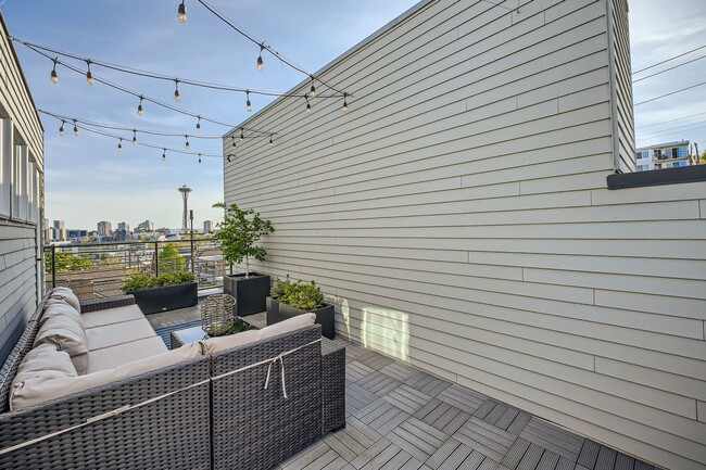 Building Photo - Modern stylings and cutting-edge convenien...