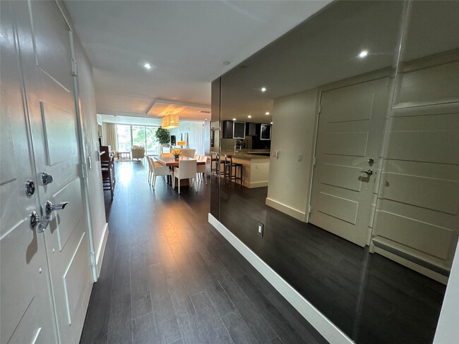 Building Photo - 9400 W Bay Harbor Dr