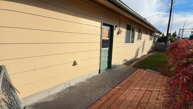 Building Photo - upgraded 2 bedroom 1 bath condo in downtow...