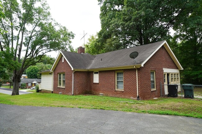 Building Photo - 3 bed 2 bath Updated Bungalow - Private ba...