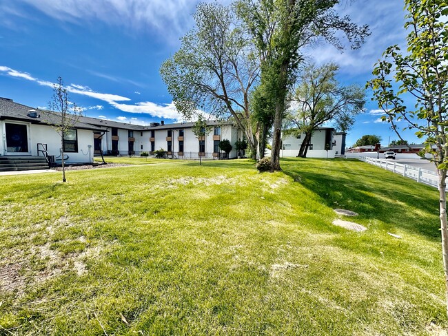 Building Photo - Renovated Apartment in Murray!