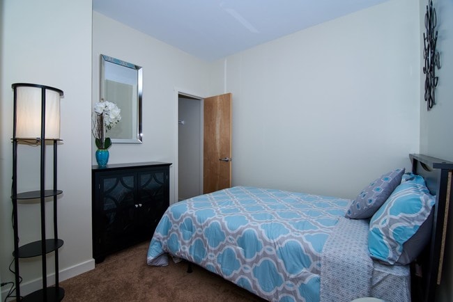 Junior 1-Bedroom Sleeping Nook - 1032 Hope St