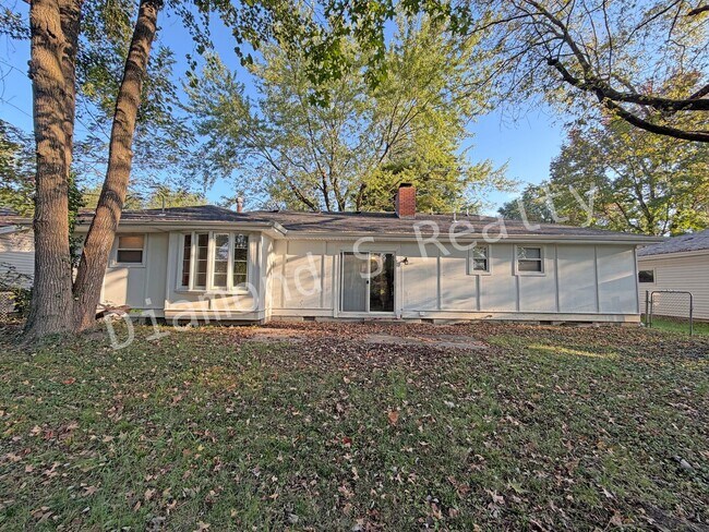 Building Photo - Charming 3 bedroom Home near Hwy 65 and Ch...