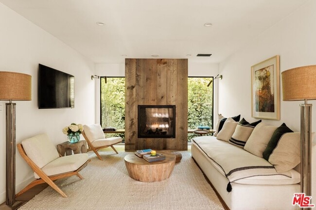 Building Photo - 11476 La Maida St