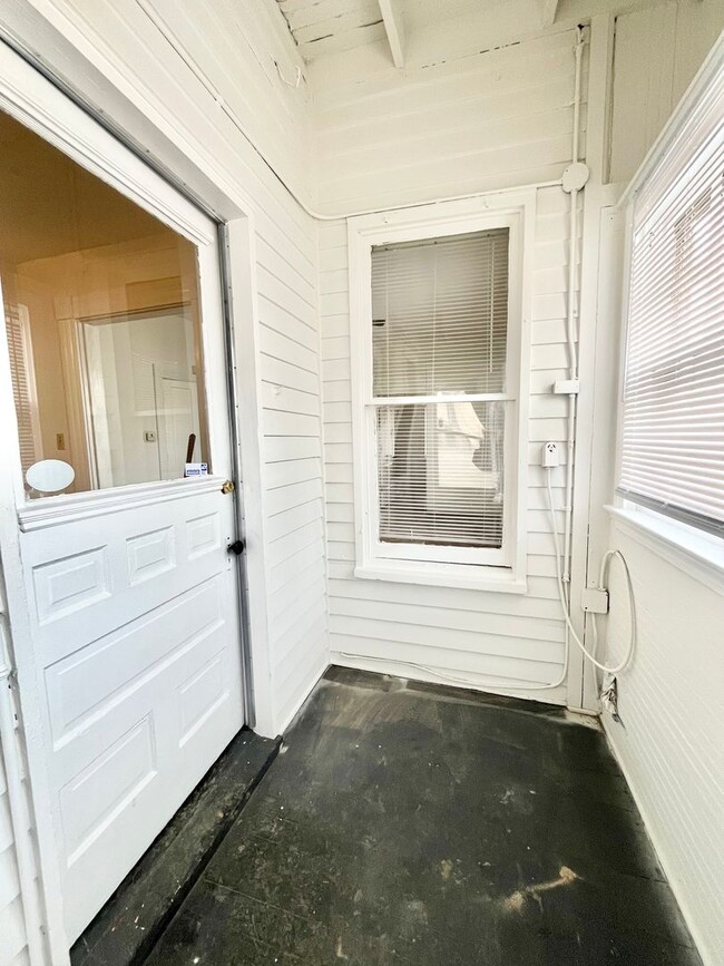 Building Photo - 2 Bedroom. 1 bath near Beechmont Area