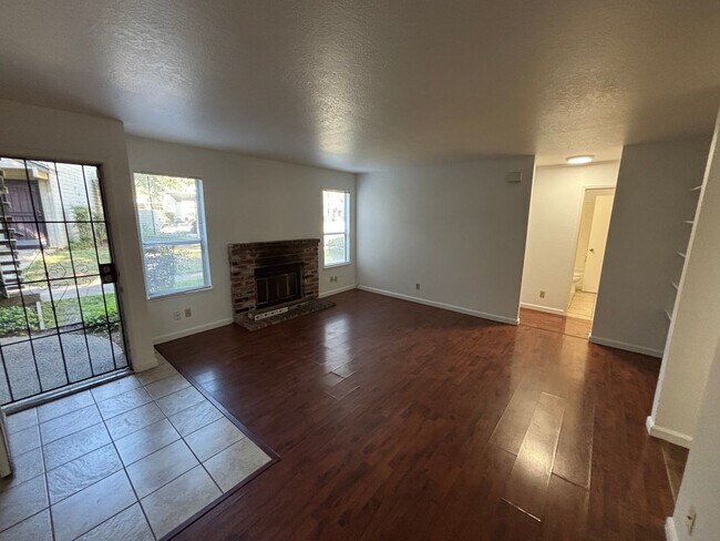 Building Photo - Rosemont Condo - Spacious & Updated 2-Bed, 1-Bath Condo with In-Unit Laundry!