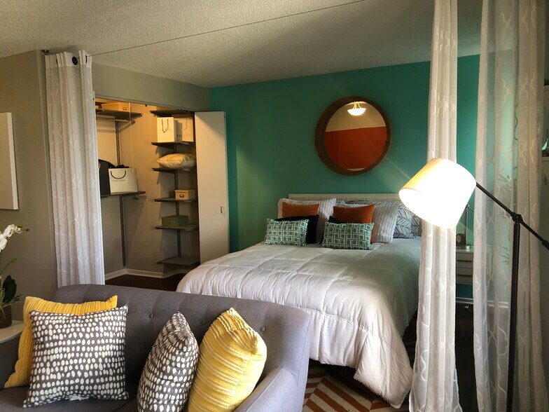 ConvertiPainted walls are in Model unit only. ble units have Walk In Closets - 680 N Lake Shore Dr