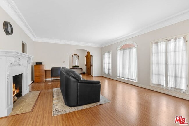 Building Photo - 727 Crenshaw Blvd