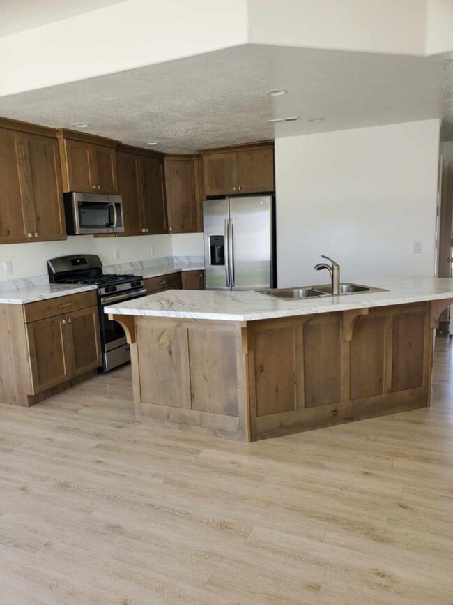 Building Photo - Adorable 3-Bedroom Townhome with 2-Car Garage in Cedar City