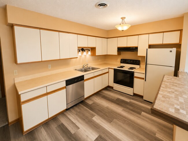 Building Photo - 4 Bedroom Westside Townhome | Great Location | Low-Maintenance Living