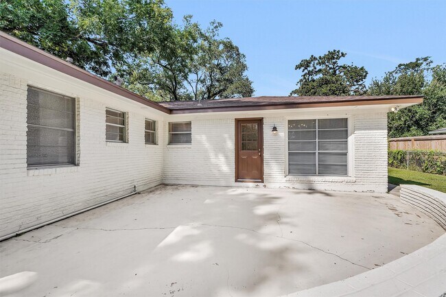 Building Photo - 1510 N San Jacinto St