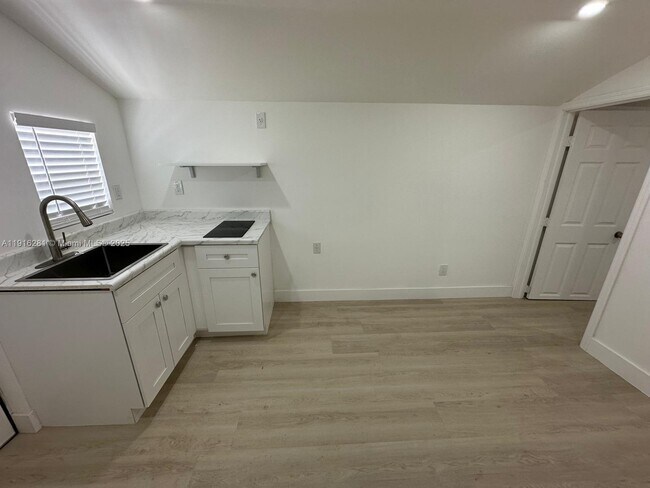 Building Photo - 141 NE 14th St