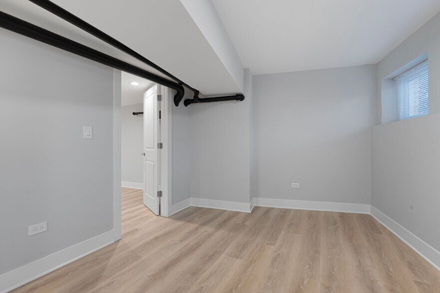 Building Photo - 7600 N Sheridan Rd