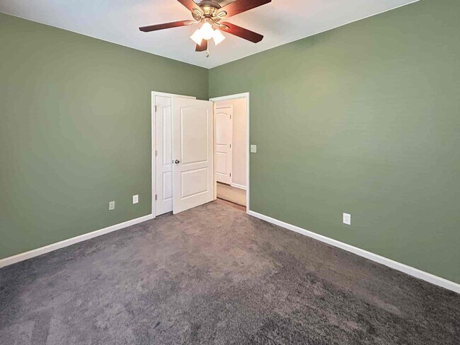 Building Photo - 670 Mitchell Dr