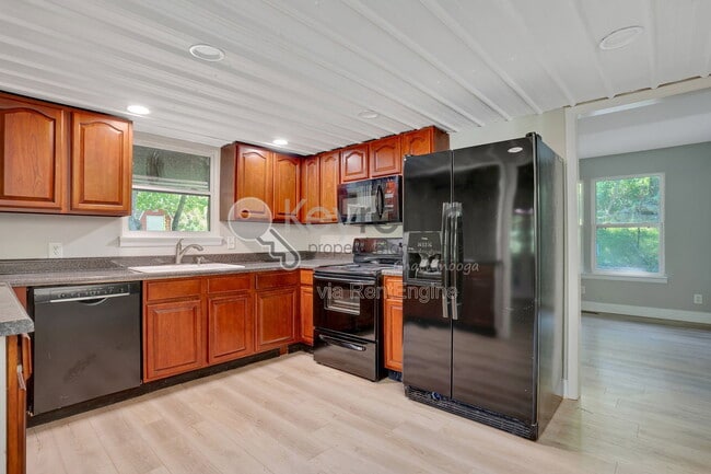 Building Photo - 1461 Palisades Rd