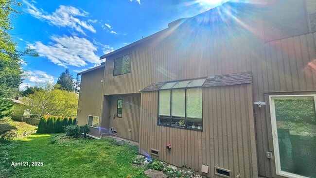 Building Photo - Beautiful Remodeled 4 Bedroom and 2.5 Bathroom Single Family House - Bellevue