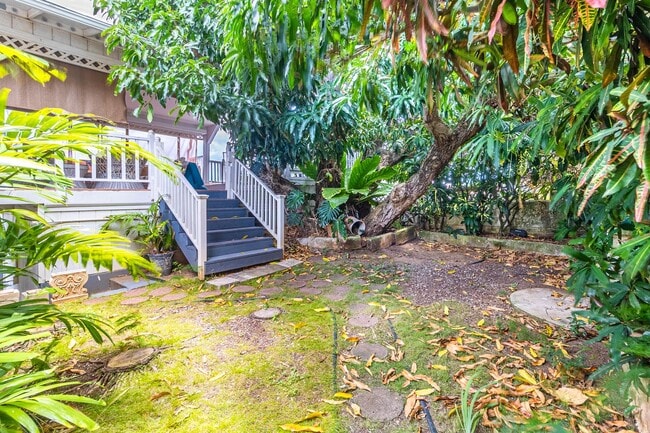 Building Photo - Charming 2BR/1BA Home with Stunning Ocean ...