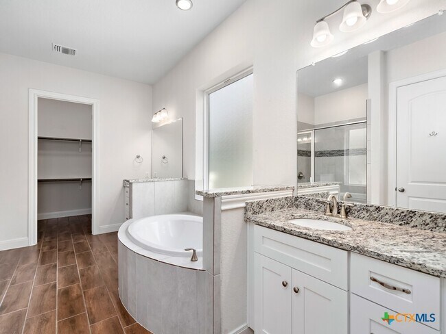Building Photo - 530 Carriage House