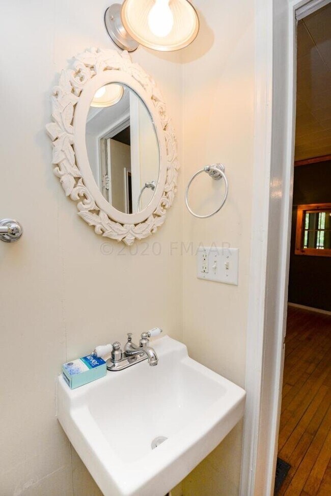 Building Photo - APPLICATION PENDING -- Gorgeous and spacio...