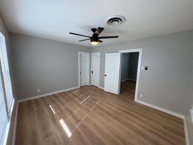 Building Photo - 4620 Bennett Ave