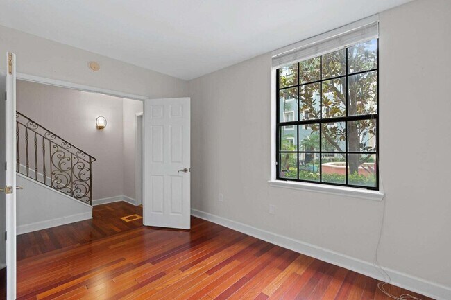Building Photo - 652 Fern St