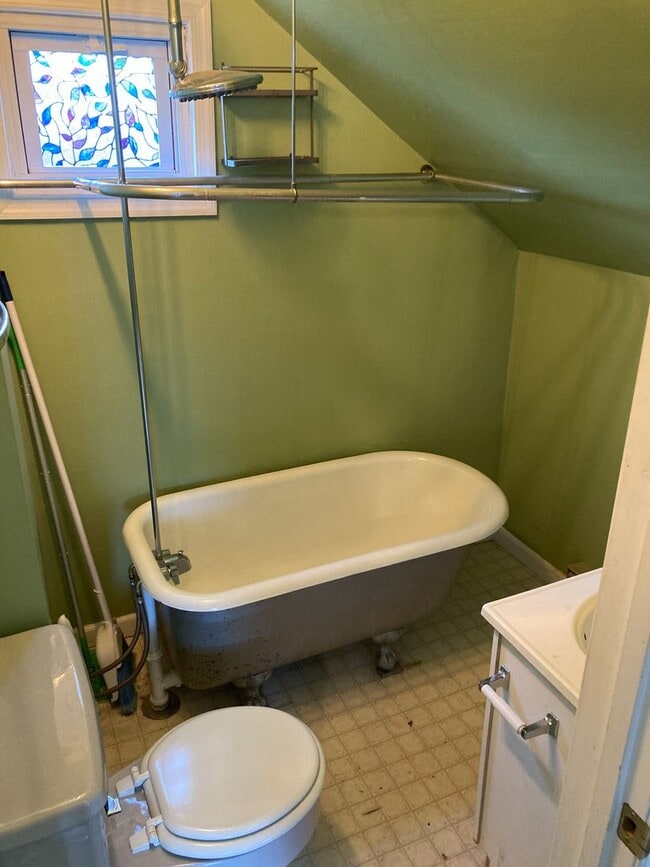 Building Photo - Top Floor Studio Apartment in Havre de Grace
