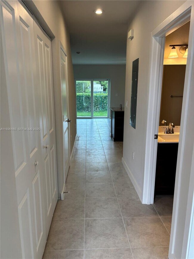 Building Photo - 551 NW 10th St