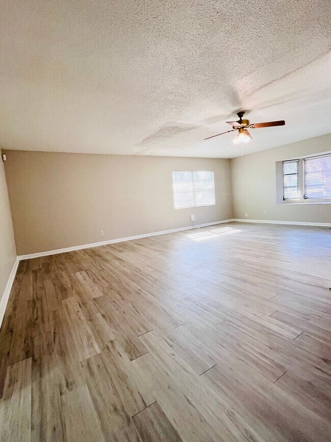 Building Photo - 3 Bed/2 Bath with one car garage home located in Jake Gaither Neighborhood!