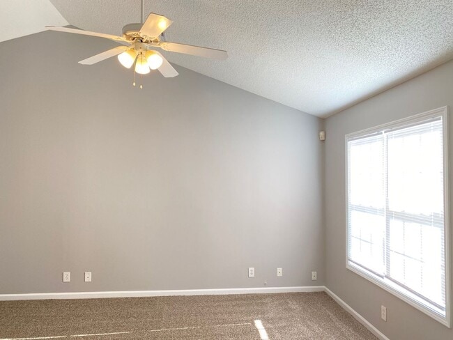 Building Photo - Great Rental....3/2 Bath, near playground,...