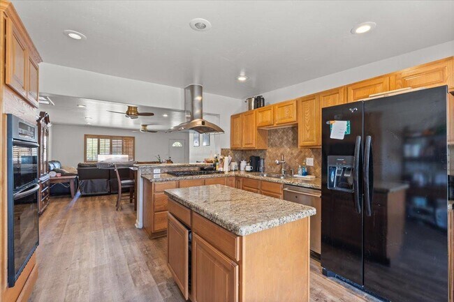 Building Photo - 535 W 19th St