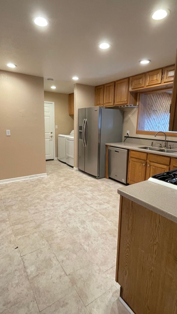 Building Photo - Spacious 4-Bedroom with Mountain Views & U...